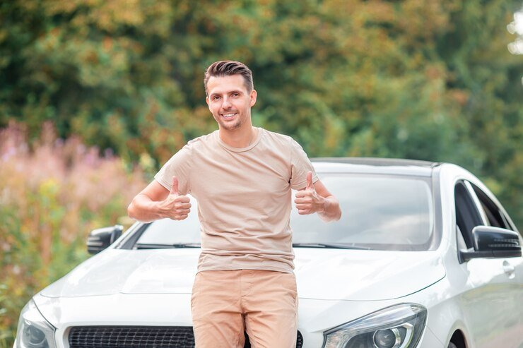 young-couple-tourist-enjoying-summer-vacation_109800-5618